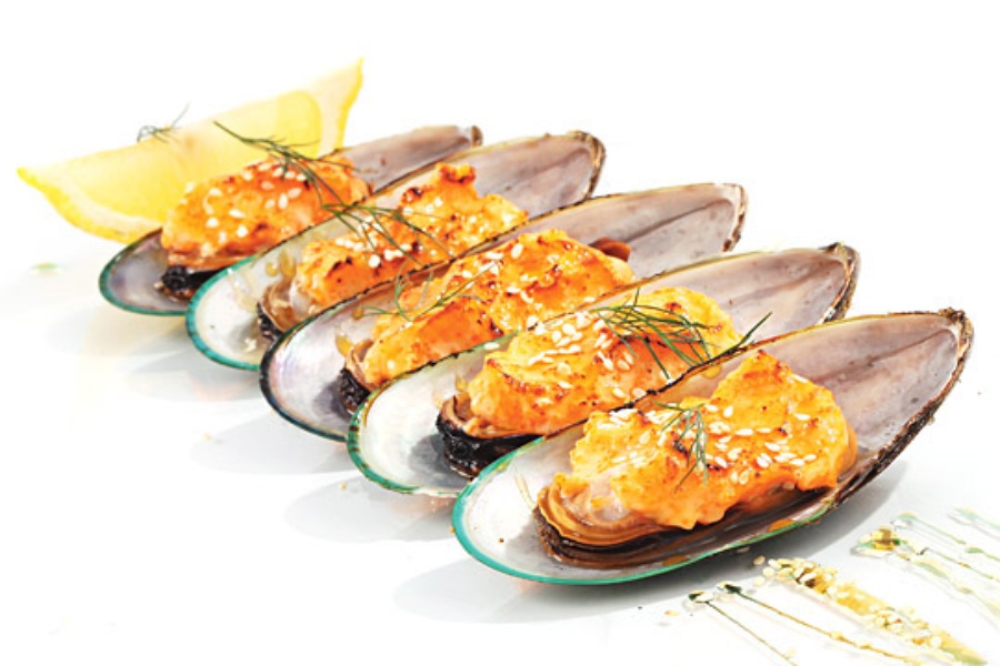 Мидии (Green mussel) запеченные  с масаго соусом (5 шт)